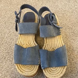 Like New Marc Fisher 8m wedges